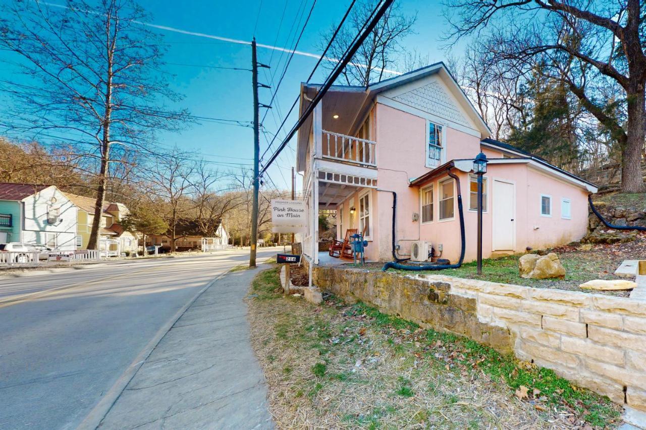 The Pink House On Main - Upper Apartment Юрека Спрингс Екстериор снимка